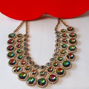 Dirty color. copper gold color surrounded by gorgeous Diamond Stone